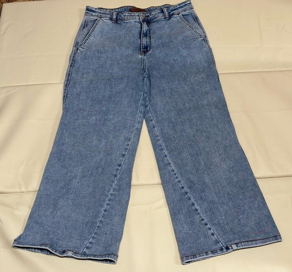 Judy Blue Women's Retro Wide Leg High Waist Jeans Light Wash, SZ 15/32 12in Wide